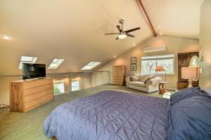ein großes Schlafzimmer mit einem Bett und einem TV in der Unterkunft Hilltop Loft Ukiah Vacation Rental! in Ukiah