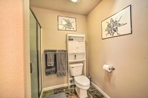 ein kleines Badezimmer mit Toilette und Dusche in der Unterkunft Hilltop Loft Ukiah Vacation Rental! in Ukiah + 24 Fotos