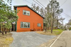 ein großes orangenes Haus mit Auffahrt in der Unterkunft Hilltop Loft Ukiah Vacation Rental! in Ukiah
