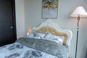 Cama o camas de una habitación en A2J Luxury Uptown 2BR BGC Suite Near Uptown