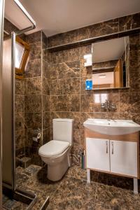 een badkamer met toilet en wastafel bij Beyoglu Huzur Hotel in Istanbul