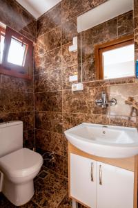 een badkamer met een wastafel en een toilet bij Beyoglu Huzur Hotel in Istanbul +38 foto's