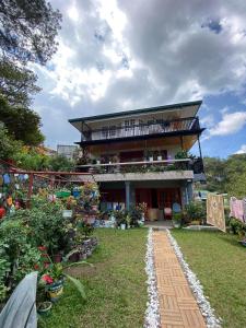 a house with a garden in front of it at Moss Monterrazas in Itogon