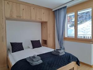 um quarto com uma cama com toalhas em Haus Vitalis em Zermatt