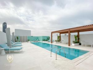 Bazén v ubytování Stylish Studio Apartment in JVC with Contemporary nebo v jeho okolí