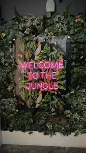 een teken dat zegt welkom in mijn jungle bij Lower Flat, Nicolson House. in Portree