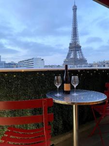 Nápoje v ubytovaní Le Suffren-Eiffel Appartement