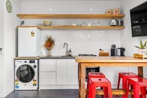 a kitchen with a counter and a washing machine at Daybreak Loft in Gold Coast