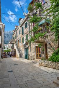 een straat in een oude stad met gebouwen bij Apartments Iva in Makarska
