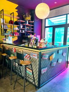 un bar con dos taburetes y un mostrador con letreros en Rainbow Motel, en Phu Quoc