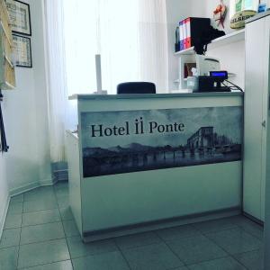 een hotel het pontrine met een foto van een trein bij Hotel Il Ponte in Cecina