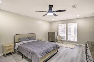 1 dormitorio con 1 cama y ventilador de techo en Spacious Houston Vacation Rental with Pool!, en Houston