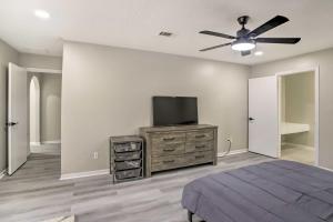 1 dormitorio con 1 cama y TV de pantalla plana en Spacious Houston Vacation Rental with Pool!, en Houston