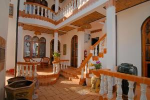 ein Wohnzimmer mit einer Treppe in einem Haus in der Unterkunft Mut Mee Garden Guest House in Nong Khai