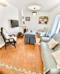 un soggiorno con divano e tavolo di Casa Rural Manantial de las Jaras a Istán
