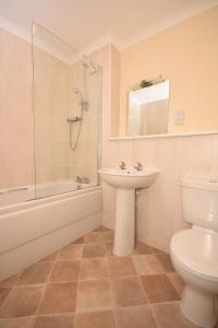 A bathroom at Town or Country - Osborne House Apartments