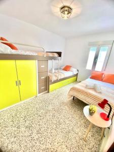 - une chambre avec 2 lits superposés et une table dans l'établissement Casa Rural Manantial de las Jaras, à Istán