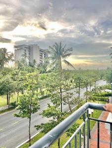 osoba stojąca na balkonie patrząca na drogę w obiekcie Vu Gia Hotel Phu Quoc w Duong Dong