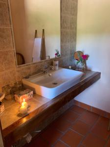 y baño con lavabo blanco y espejo. en Casas Rurales Hoces del Duratón, en Carrascal del Río
