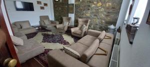 uma sala de estar com sofás e cadeiras em Villa La Kola Krusevo em Kruševo