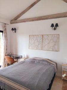 ein Schlafzimmer mit einem Bett und einem Stuhl in der Unterkunft A l Aube du Midi in Bagnols-sur-Cèze