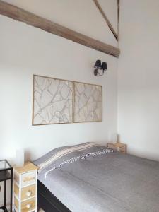 ein weißes Schlafzimmer mit einem Bett und einem Fenster in der Unterkunft A l Aube du Midi in Bagnols-sur-Cèze