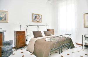 ein Schlafzimmer mit einem Bett, einer Kommode und einem Stuhl in der Unterkunft Il Podesta in Florenz