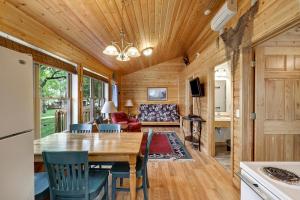 ein Esszimmer und ein Wohnzimmer eines winzigen Hauses in der Unterkunft Swan Lake Resort & Campground in Fergus Falls