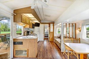 eine Küche und ein Esszimmer eines winzigen Hauses in der Unterkunft Swan Lake Resort & Campground in Fergus Falls