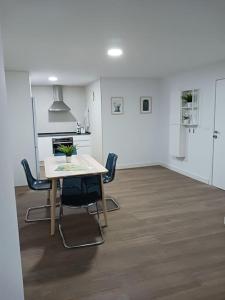a kitchen and dining room with a table and chairs at Apartamento Central D in Algeciras