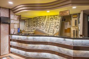 eine Bar in einem Fast-Food-Restaurant in der Unterkunft Buyuk Velic Hotel in Gaziantep