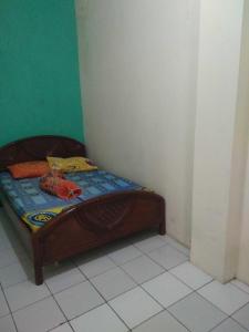 Un pat sau paturi într-o cameră la Capital O 92080 Green Home Stay