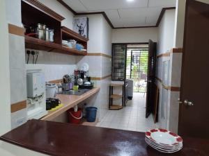 - une cuisine avec un comptoir dans une pièce dans l'établissement Hilal Sofia 933villa dfaro, Afamosa Resort Malacca, à Kampong Alor Gajah