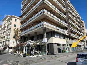 un grand bâtiment dans une rue de la ville avec un bâtiment dans l'établissement Starhost - Mazzini Apartments, à Salerne