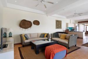 - un salon avec deux canapés et une table dans l'établissement Laguna Fairway Villa, à Layan Beach