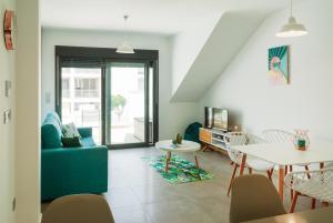 salon z niebieską kanapą i stołem w obiekcie 3058 Residence Lamar 3058 w mieście Pilar de la Horadada