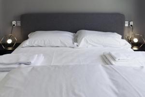Łóżko lub łóżka w pokoju w obiekcie 3058 Residence Lamar 3058