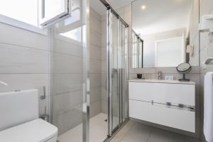 Ένα μπάνιο στο Villas Calan Bosch Feli +6 φωτογραφίες