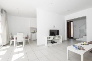 Μια τηλεόραση ή/και κέντρο ψυχαγωγίας στο Villas Calan Bosch Tomi