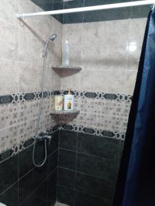 La salle de bains est pourvue d'une douche avec un pommeau de douche. dans l'établissement Hammadi's house, à Oualidia