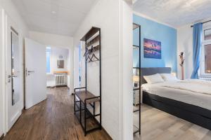 - une chambre avec un lit et un bureau dans l'établissement Infinity Stay Maritim Bis zu 4 Personen Zentrumsnah Netflix, à Wilhelmshaven