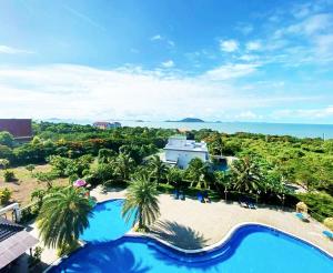 uma vista aérea de um resort com uma piscina em KEP BAY HOTEL & RESORT em Kep
