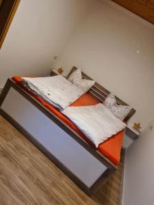 two beds in a room with an orange mattress at Schönes Doppelzimmer mit Küche und Badezimmer in Elgersburg