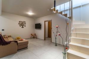 un salon avec un canapé et un escalier dans l'établissement Villa Orion, à Tsoukaladhes