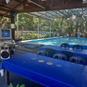 una gran piscina con una mesa azul y sillas en Spacious Resort in Pansol up to 20 pax, en Pansol
