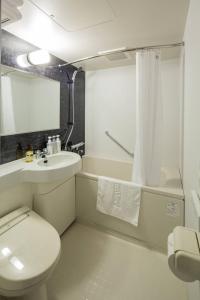 Hotel Grand View Fukuoka-Kuko في فوكوكا: حمام ابيض مع مرحاض ومغسلة