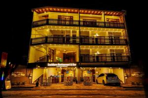 un edificio con un'auto parcheggiata di fronte di Sachinro Hotel Mirissa a Mirissa