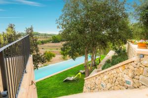 una vista esterna su una piscina in una villa di Sa Serra a Sant Joan