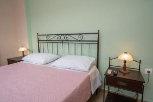 A bed or beds in a room at Vasilakis Apartment