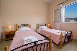 A bed or beds in a room at Vasilakis Apartment